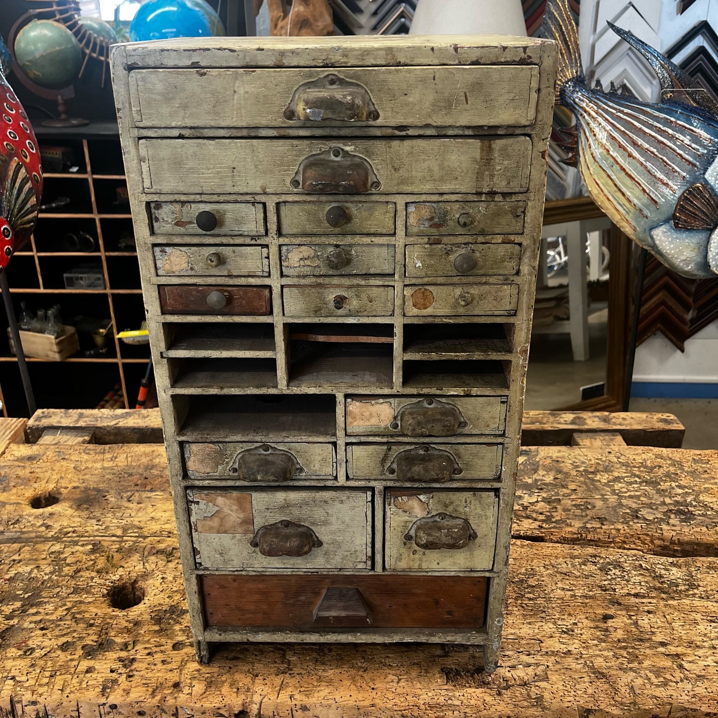 Ancien meuble d'horloger