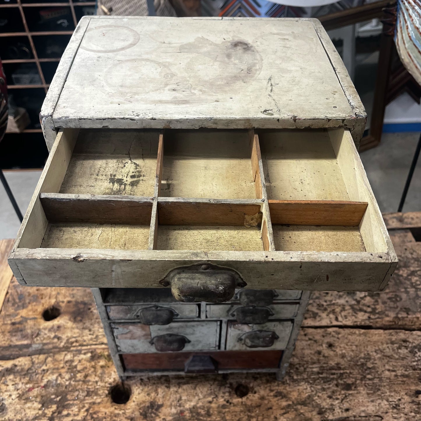 Ancien meuble d'horloger