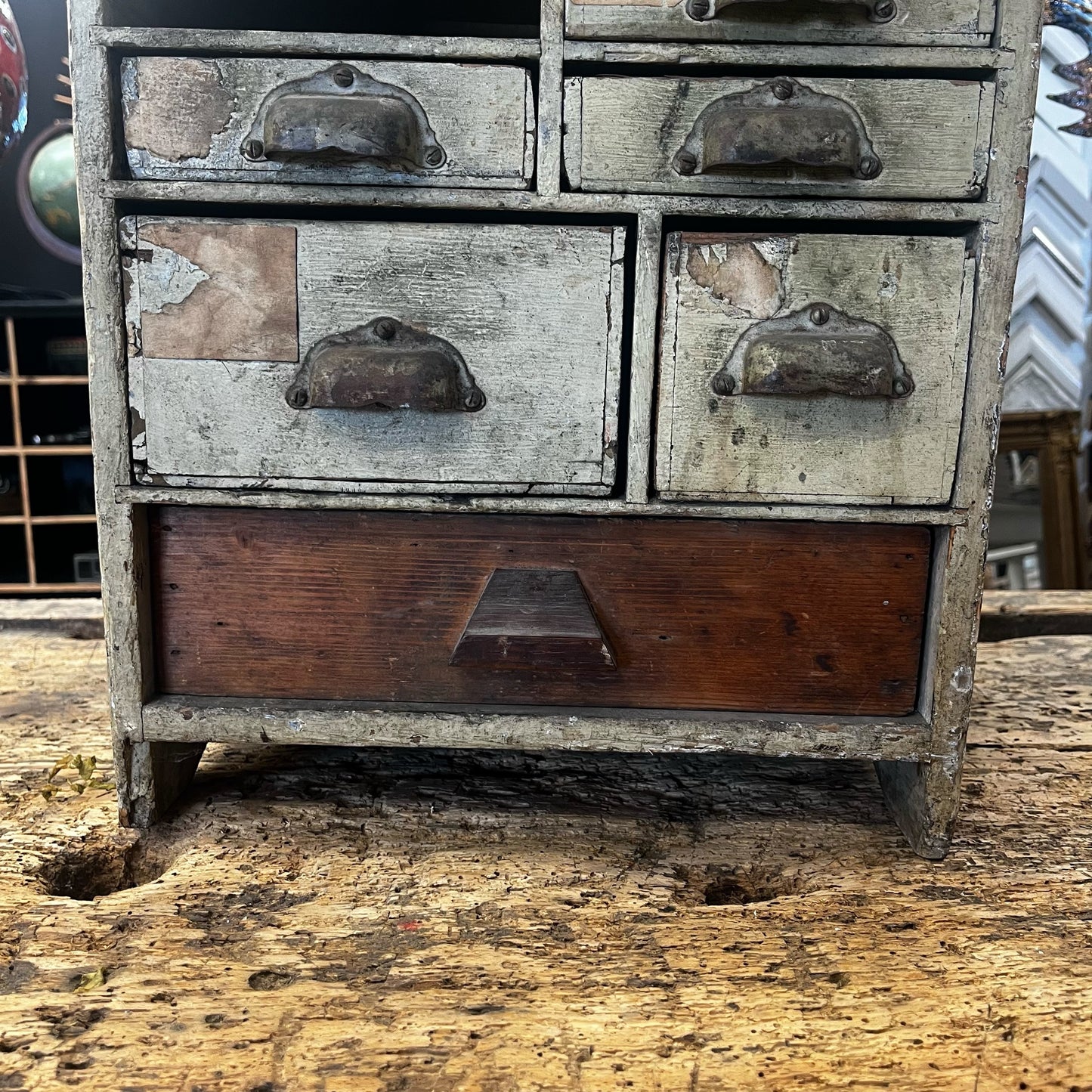 Ancien meuble d'horloger