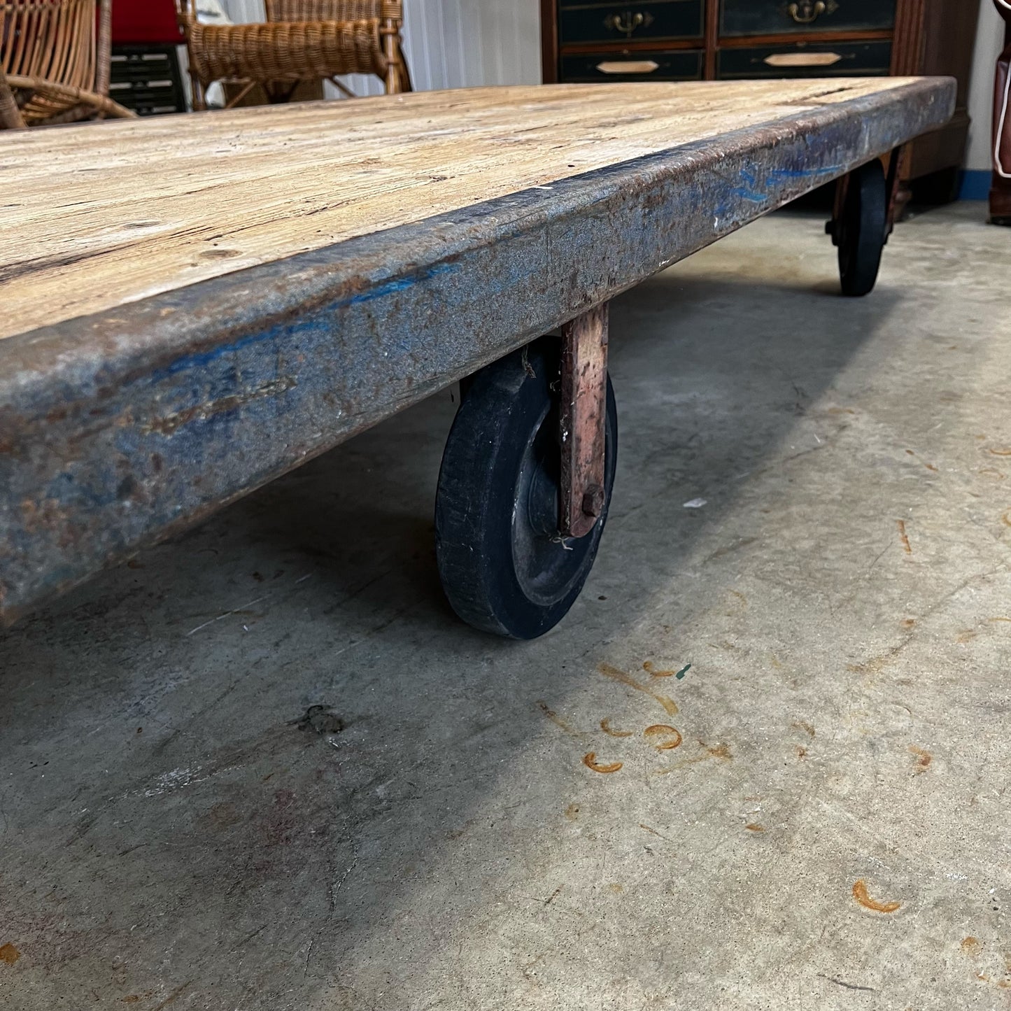 Table basse sur roulette