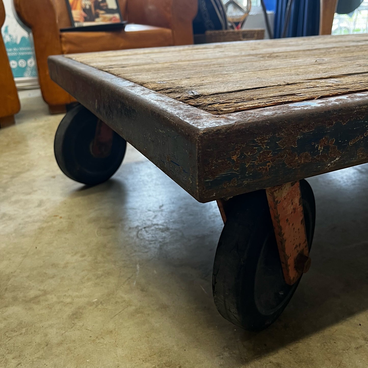 Table basse sur roulette