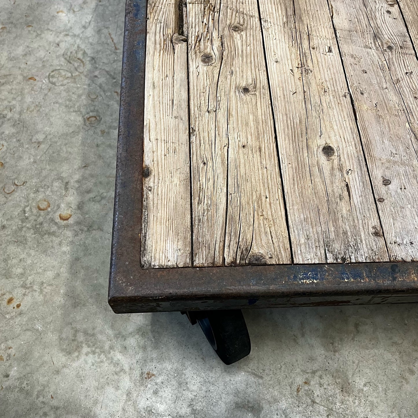 Table basse sur roulette