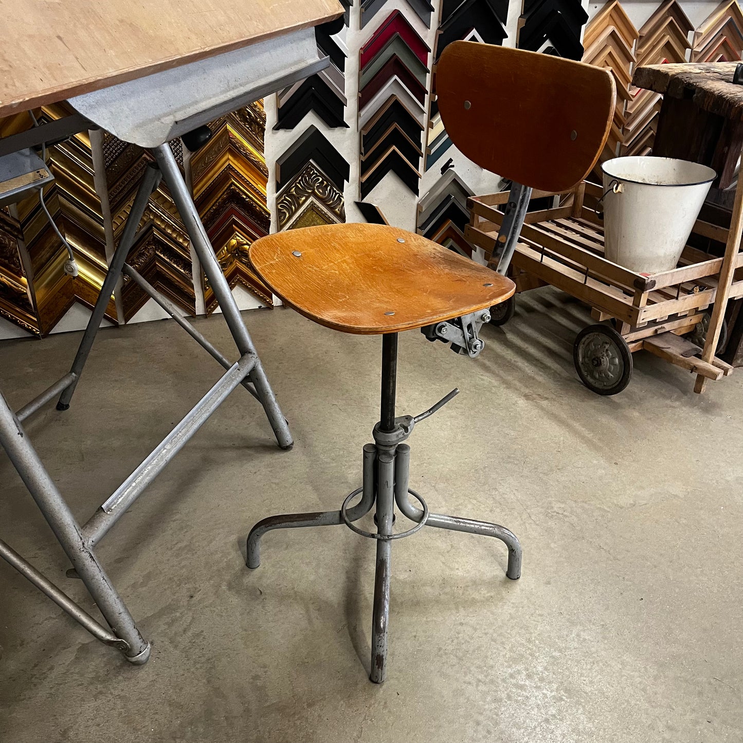 Ensemble table à dessin / Mange debout + chaise
