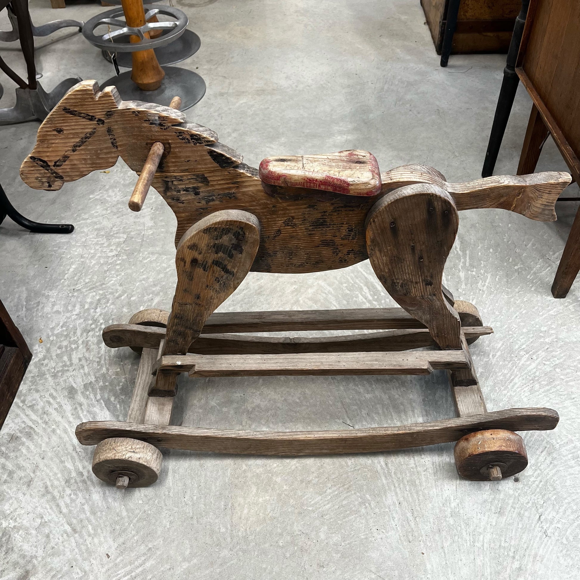 Vieux cheval en bois avec des roues en fer berçant le jouet de cheval '1900'Brocante'CoeursDeCaschel - France Vieux cheval en bois avec des roues en fer berçant le jouet de cheval '1900'Brocante'CoeursDeCaschel - France