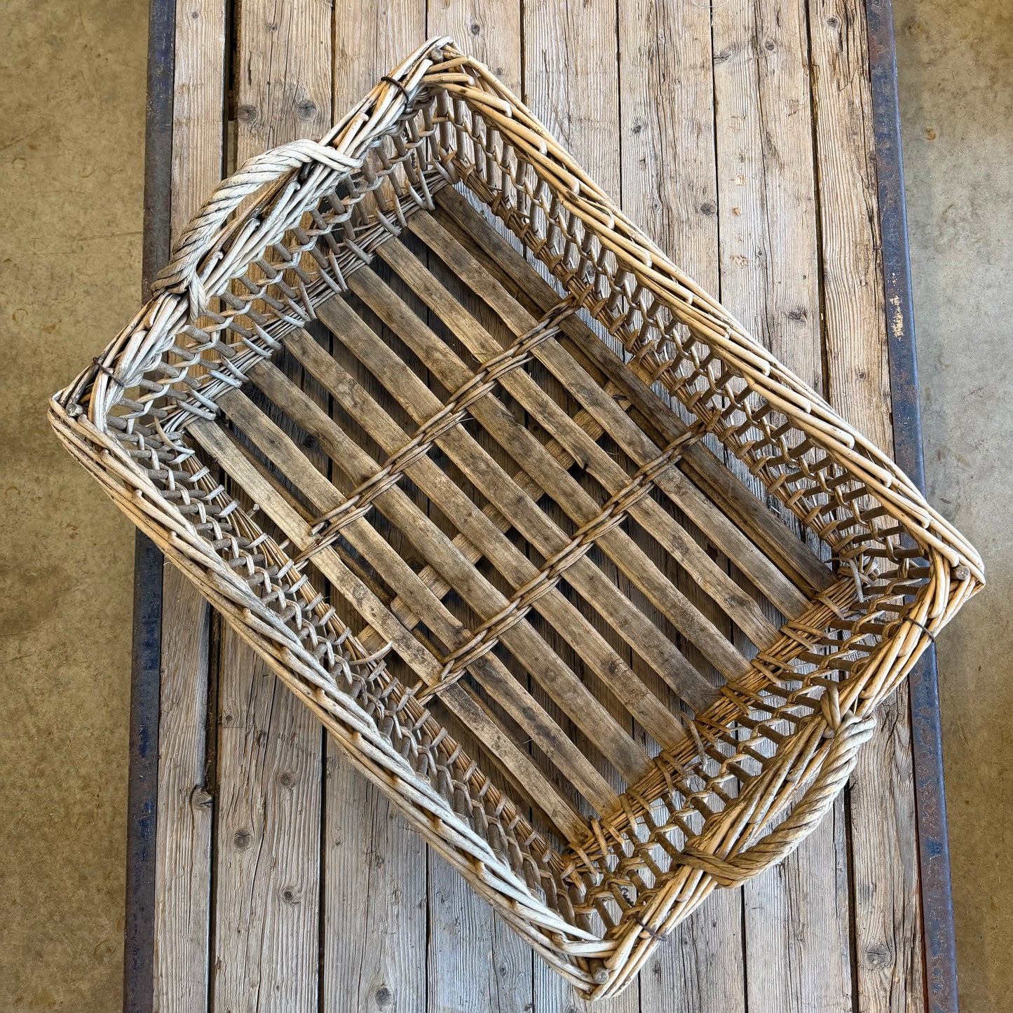 Panier en rotin ancien