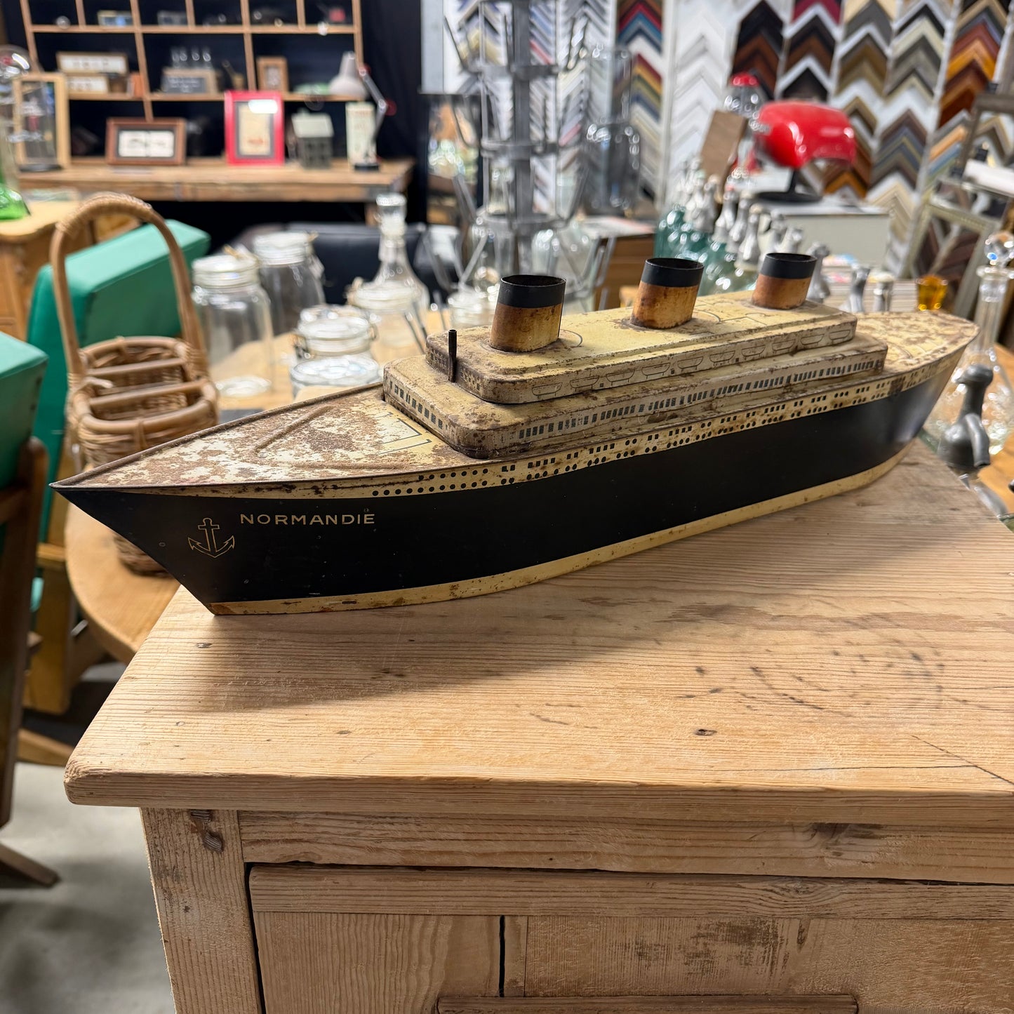 Très rare boîte de gateaux "Le Normandie" 1935