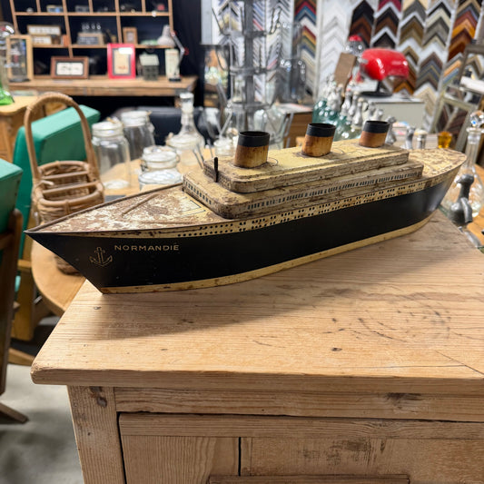 Très rare boîte de gateaux "Le Normandie" 1935