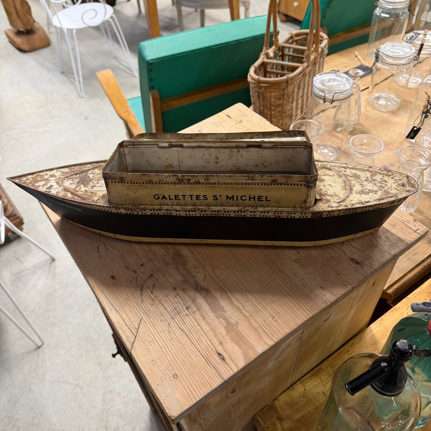 Très rare boîte de gateaux "Le Normandie" 1935