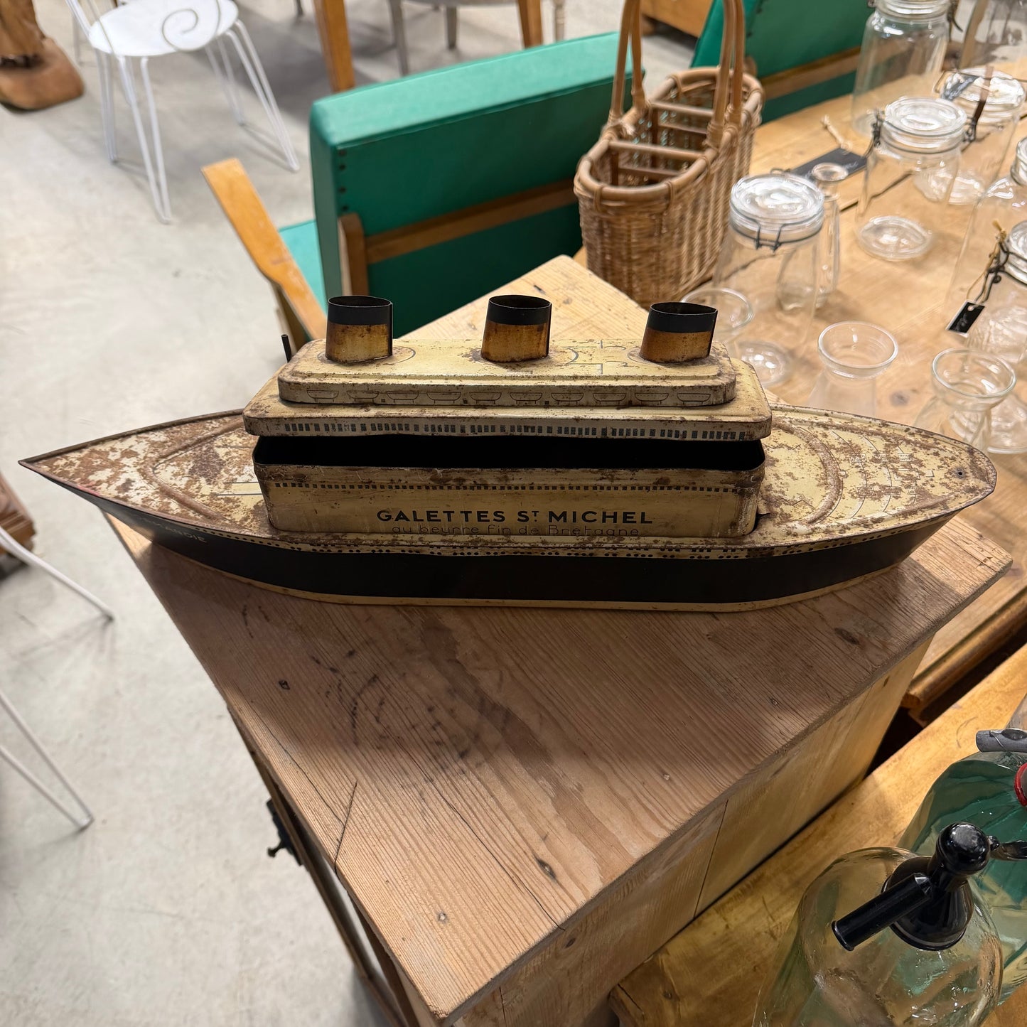 Très rare boîte de gateaux "Le Normandie" 1935