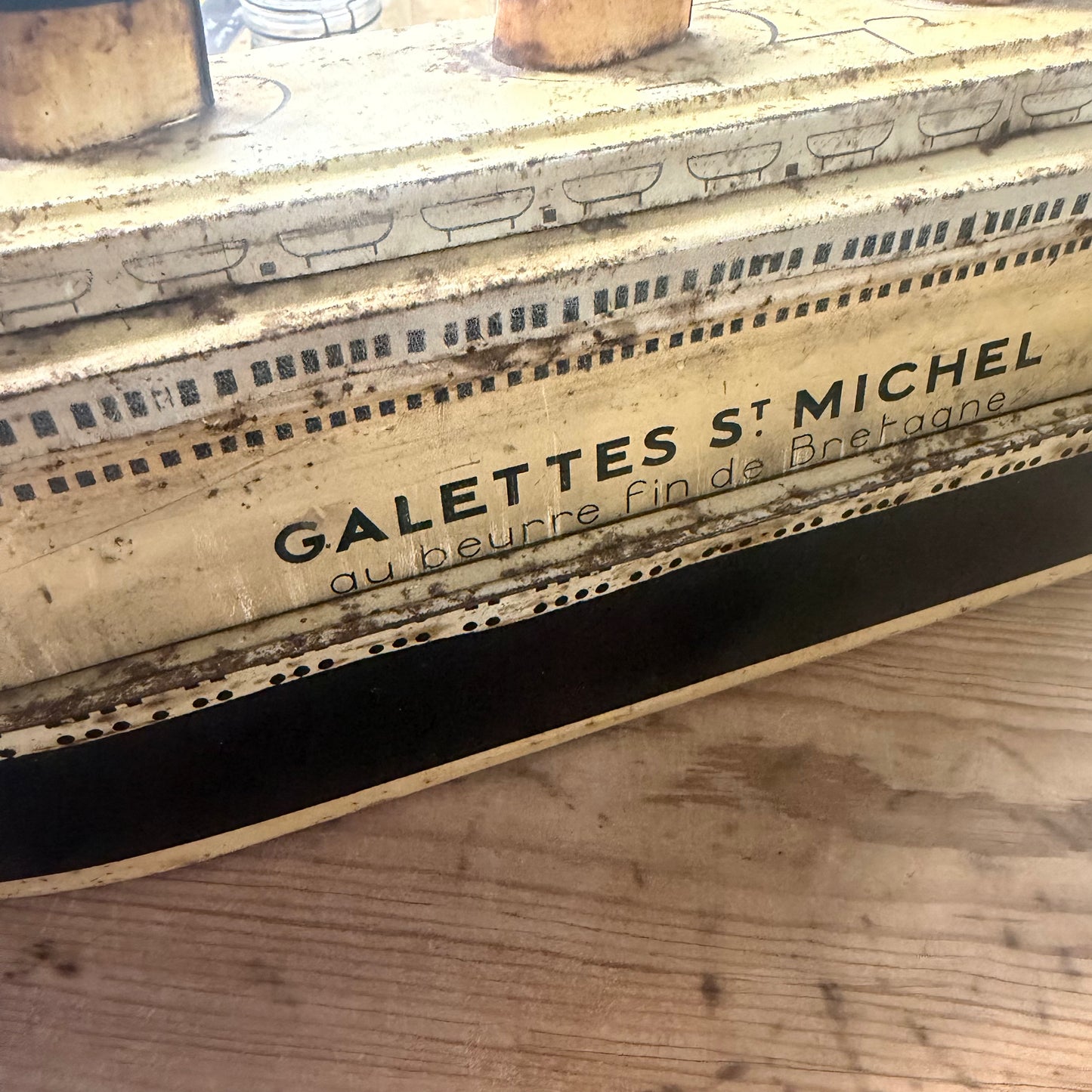 Très rare boîte de gateaux "Le Normandie" 1935